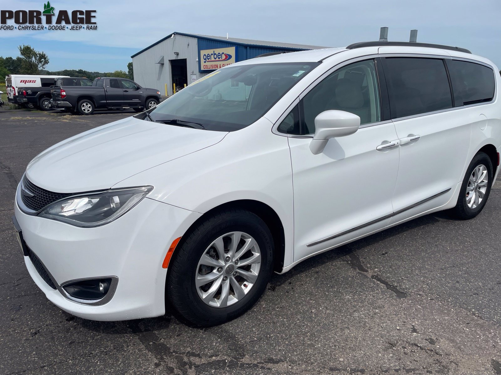 Used 2017 Chrysler Pacifica Touring-L FWD image 3