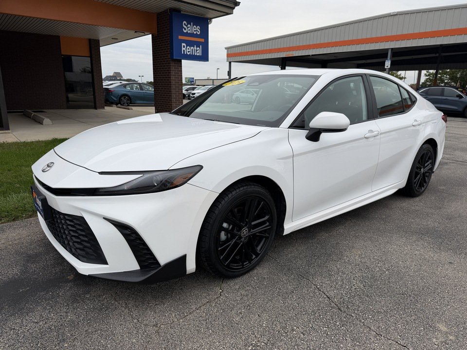 Used 2025 Toyota Camry SE AWD/4WD image 1