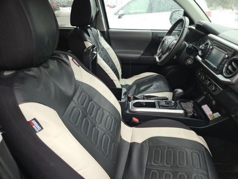 Used 2019 Toyota Tacoma 4x4 Double Cab image 2