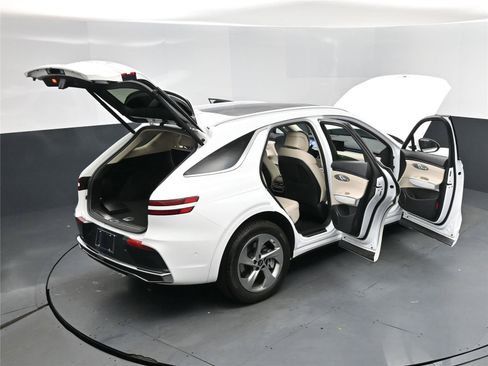 Used 2026 Genesis GV70 2.5T Advanced image 18