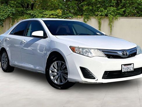 Used 2014 Toyota Camry LE image 1