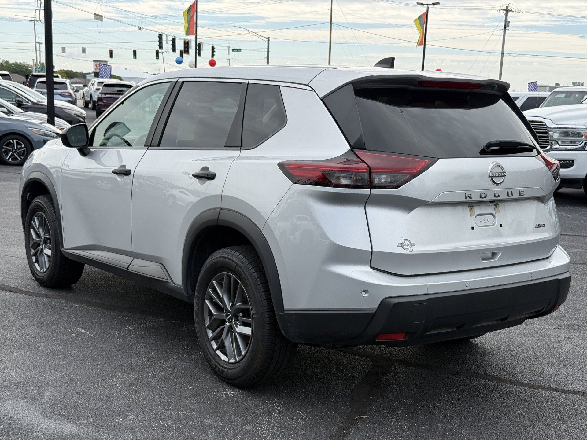 Used 2024 Nissan Rogue S AWD/4WD image 6