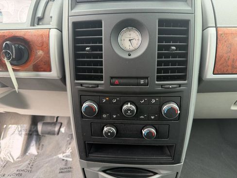 Used 2008 Chrysler Town & Country Touring FWD image 14