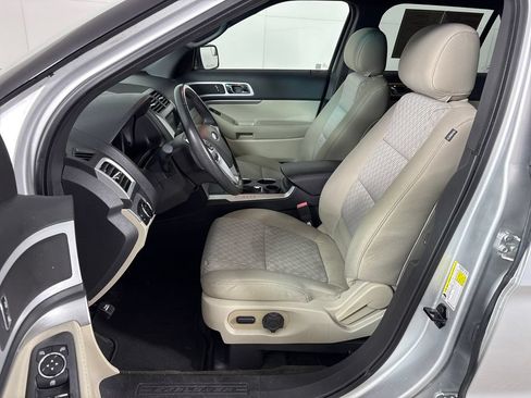 Used 2014 Ford Explorer XLT w/ Equipment Group 201A FWD image 32
