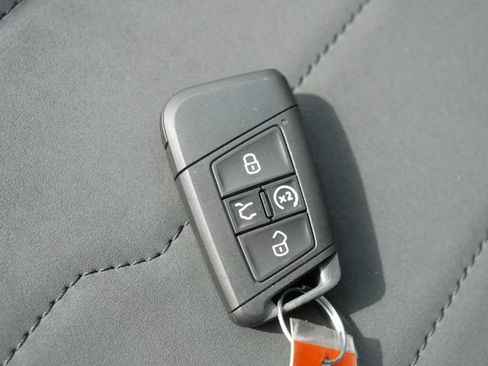 Used 2025 Volkswagen Taos SE AWD/4WD image 38