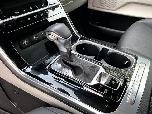 Used 2024 Kia Carnival EX image 31