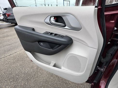 Used 2017 Chrysler Pacifica Platinum image 26