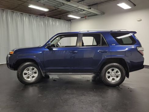 Used 2017 Toyota 4Runner SR5 AWD/4WD image 5