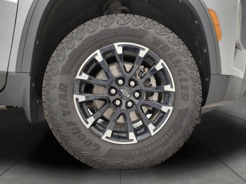 Used 2025 Chevrolet Traverse Z71 AWD/4WD image 3