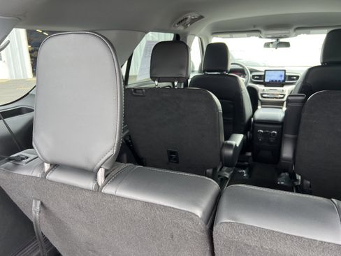 Used 2022 Ford Explorer XLT w/ Equipment Group 202A image 11