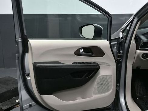 Used 2020 Chrysler Voyager L FWD image 22