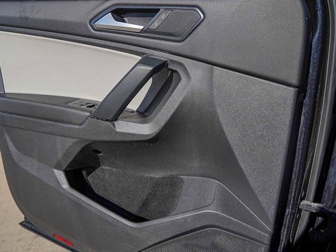 Used 2018 Volkswagen Tiguan SE image 21