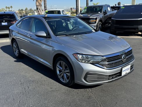 Used 2022 Volkswagen Jetta SE w/ Panoramic Sunroof Package FWD image 2