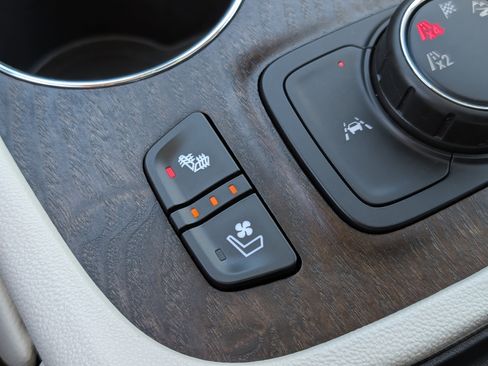 Used 2022 GMC Acadia Denali w/ Denali Ultimate Package image 4