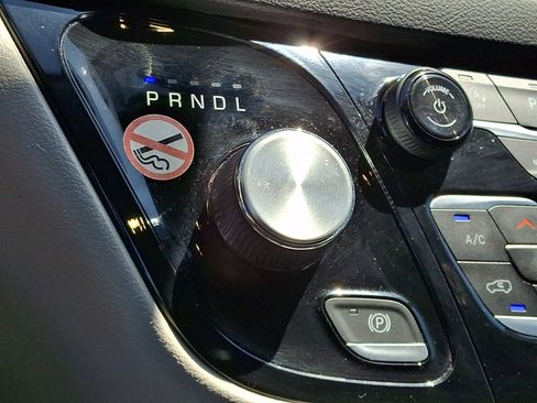 Used 2024 Chrysler Pacifica Touring-L FWD image 19