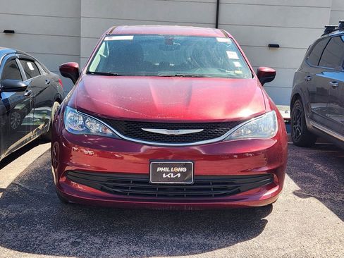 Used 2017 Chrysler Pacifica Touring w/ Tire & Wheel Group FWD image 2
