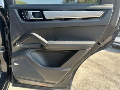 Used 2022 Porsche Cayenne Platinum Edition image 20