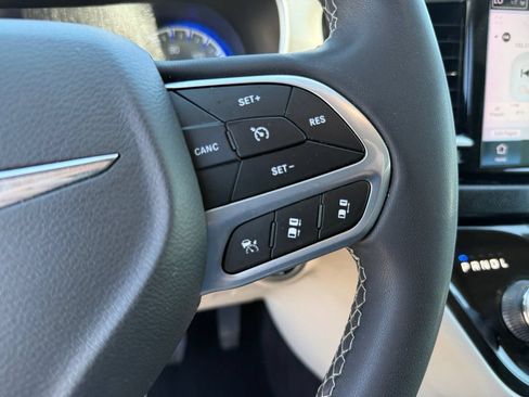 Used 2023 Chrysler Pacifica Touring-L FWD image 23