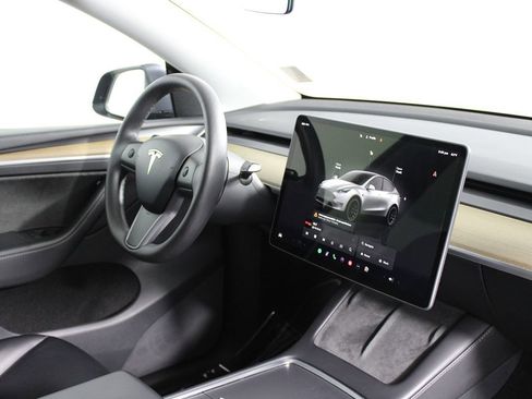 Used 2022 Tesla Model Y Performance image 11