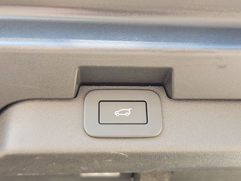 Used 2024 Land Rover Discovery Dynamic SE image 41