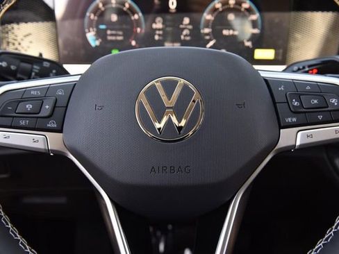 New 2026 Volkswagen Tiguan SE FWD image 18