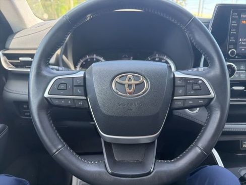 Used 2022 Toyota Highlander LE image 19