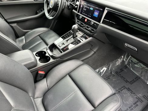 Certified 2025 Porsche Macan AWD/4WD image 17