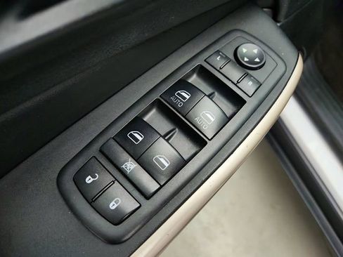 Used 2018 Jeep Cherokee Limited image 23