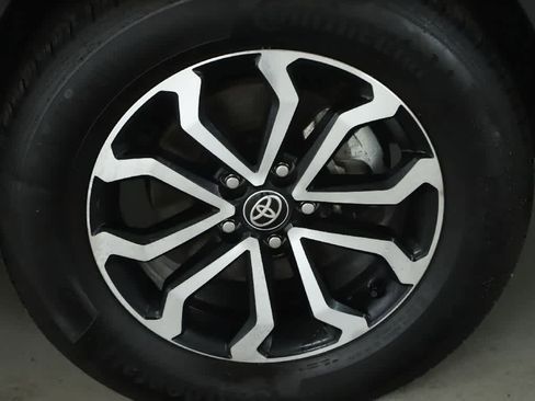 Used 2023 Toyota Corolla Cross SE image 11