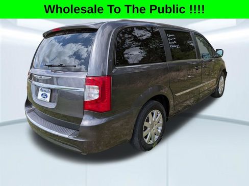 Used 2016 Chrysler Town & Country Touring image 4
