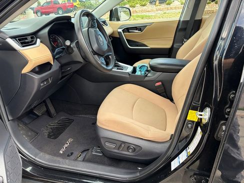 Used 2021 Toyota RAV4 XLE w/ Carpet Mat Package (TMS) AWD/4WD image 9