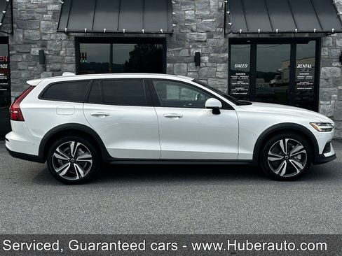 Used 2023 Volvo V60 B5 Cross Country Plus w/ Climate Package AWD/4WD image 9
