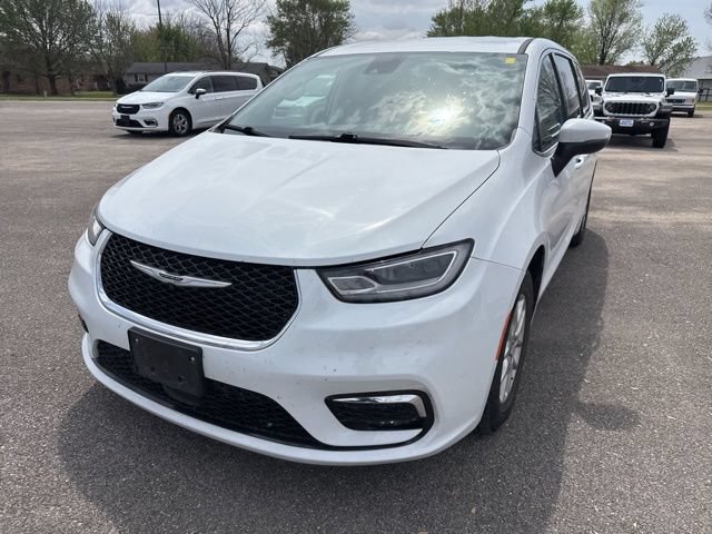 Used 2023 Chrysler Pacifica Touring-L FWD image 3