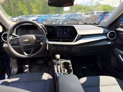 Used 2024 Chevrolet Trax LS w/ LS Convenience Package FWD image 18