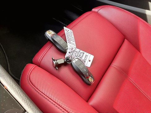 Certified 2025 Porsche Macan AWD/4WD image 16