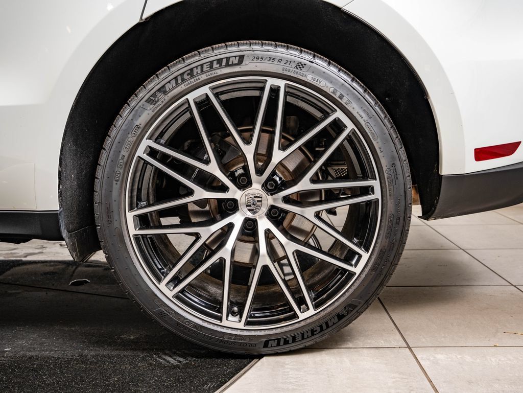 Certified 2026 Porsche Macan AWD/4WD image 12