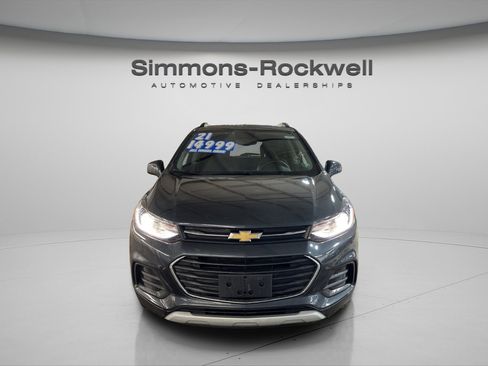 Used 2021 Chevrolet Trax LT w/ LT Convenience Package image 2
