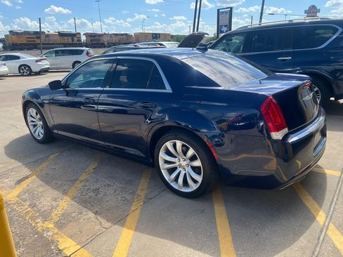 Used 2017 Chrysler 300 Limited RWD image 4