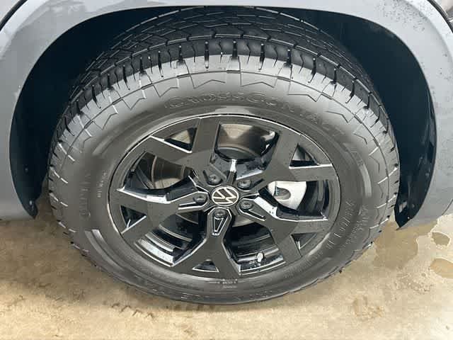 Used 2025 Volkswagen Atlas Peak Edition SE AWD/4WD image 5