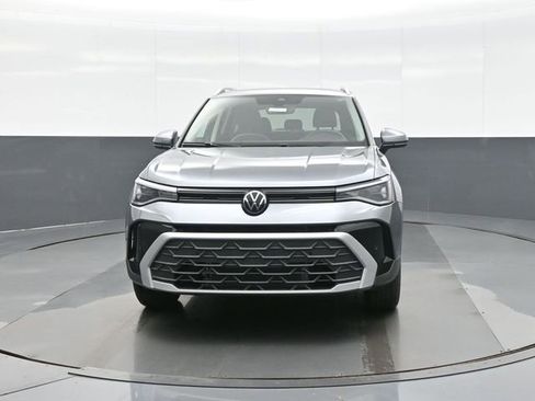 New 2026 Volkswagen Taos SE image 2