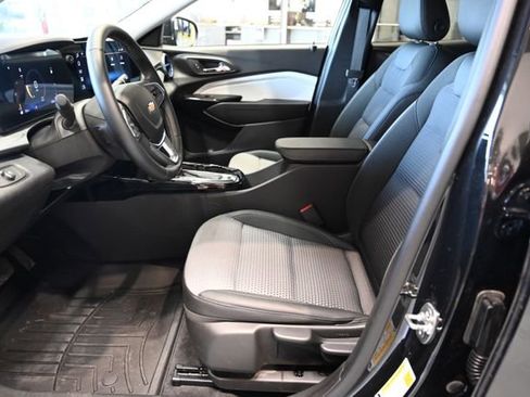 Used 2025 Chevrolet Trax LT w/ Driver Confidence Package image 9