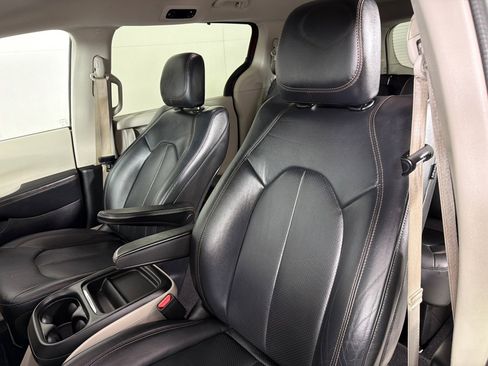 Used 2019 Chrysler Pacifica Touring-L FWD image 12