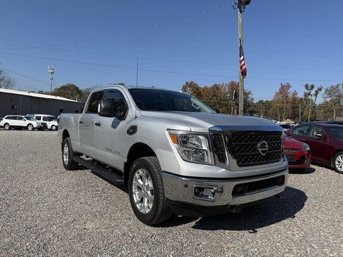 Used 2017 Nissan Titan SV image 9