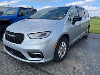 Used 2026 Chrysler Pacifica Select
