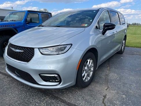 Used 2026 Chrysler Pacifica Select FWD image 1