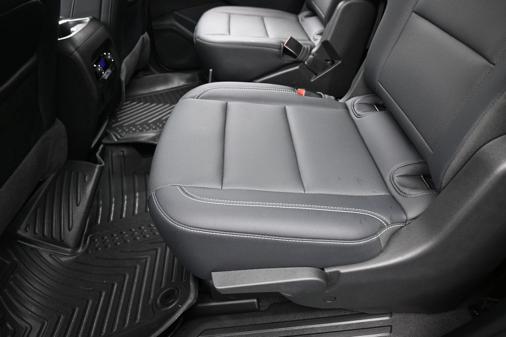 Used 2024 Chevrolet Traverse LT w/ Midnight/Sport Edition FWD image 36