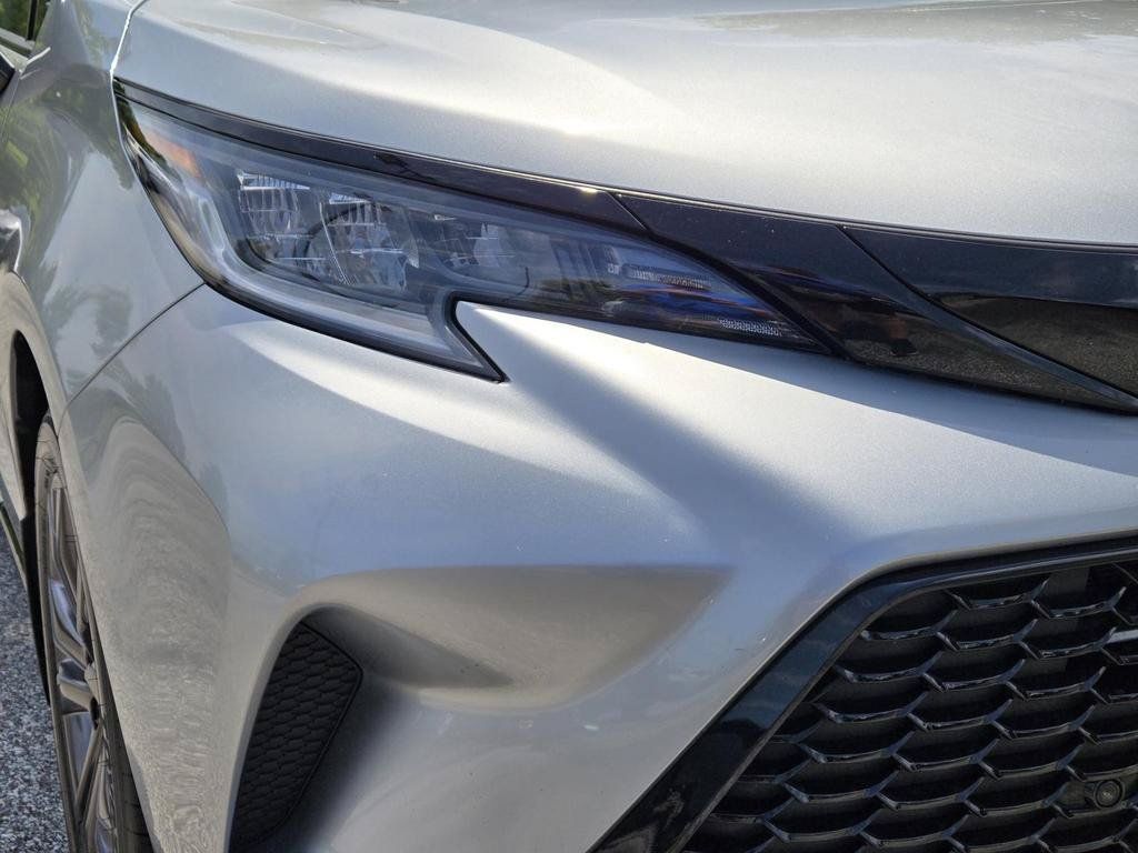 Used 2025 Toyota Sienna XSE w/ XSE Premium Package FWD image 3
