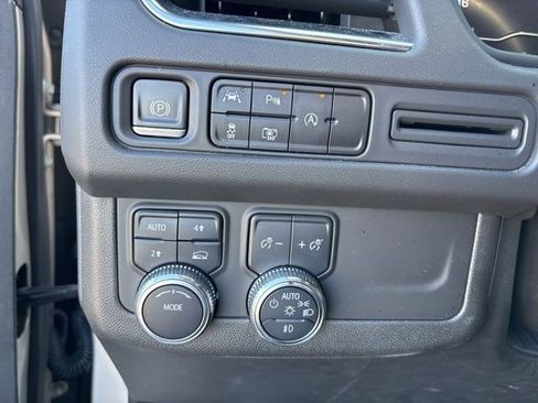 Used 2023 GMC Yukon SLT w/ SLT Luxury Package image 16