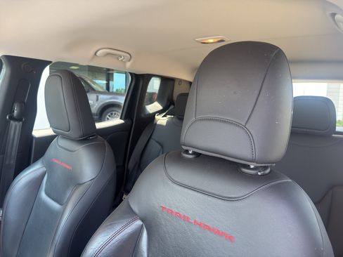 Used 2017 Jeep Renegade Trailhawk w/ Premium Trailhawk Package AWD/4WD image 4