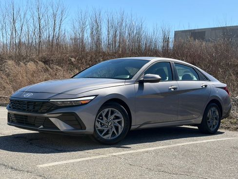 Used 2024 Hyundai Elantra SEL image 4